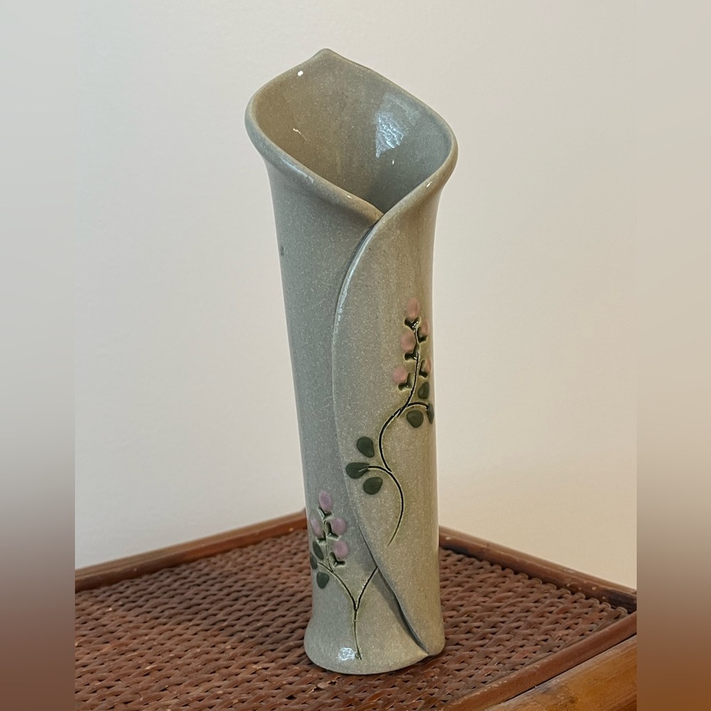 HANDCRAFTED STUDIO POTTERY FLORAL BUD VASE SIGNED - Picture 9 of 9